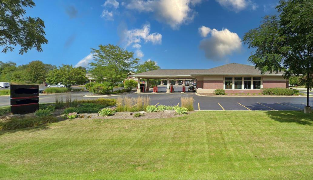 Retail / Office Building in Island Lake