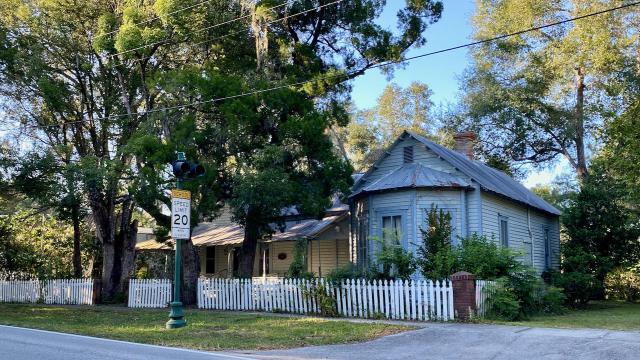 1883+/- Home in Historic Floral City, FL