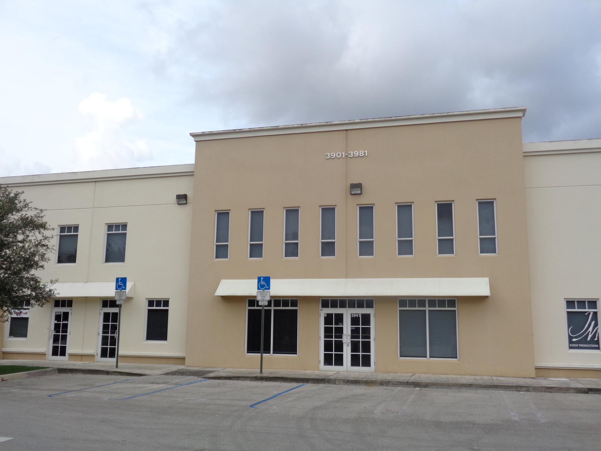 For Sale Office/Warehouse 5,818 SF