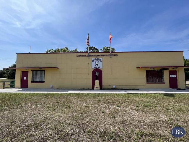 Freestanding Building on Large Lot