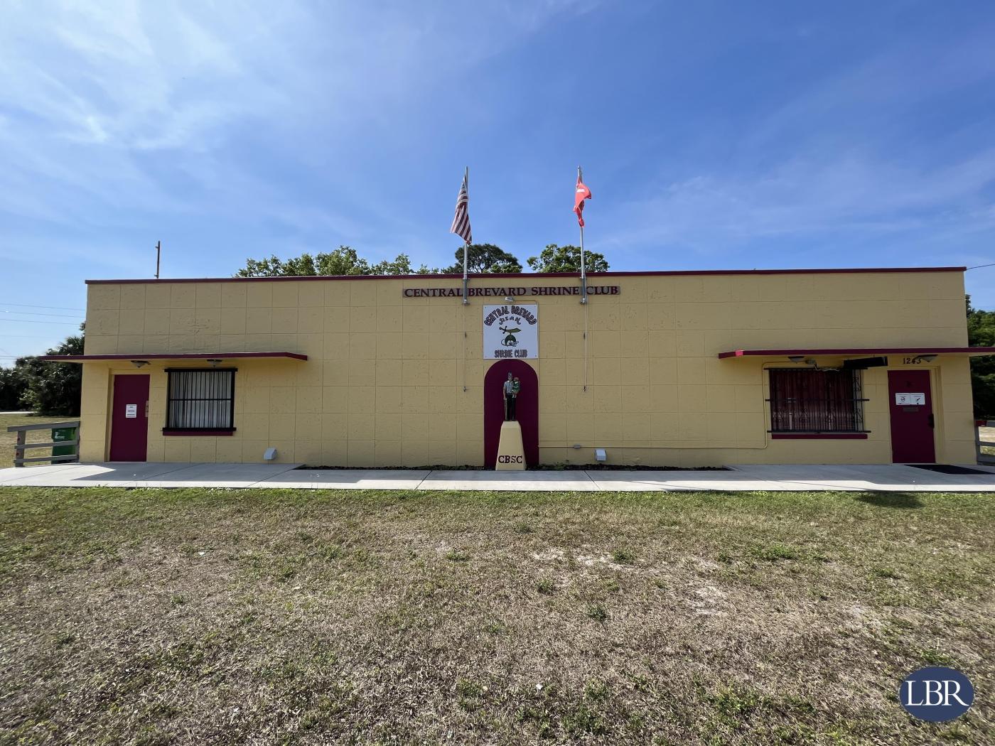 Freestanding Building on Large Lot