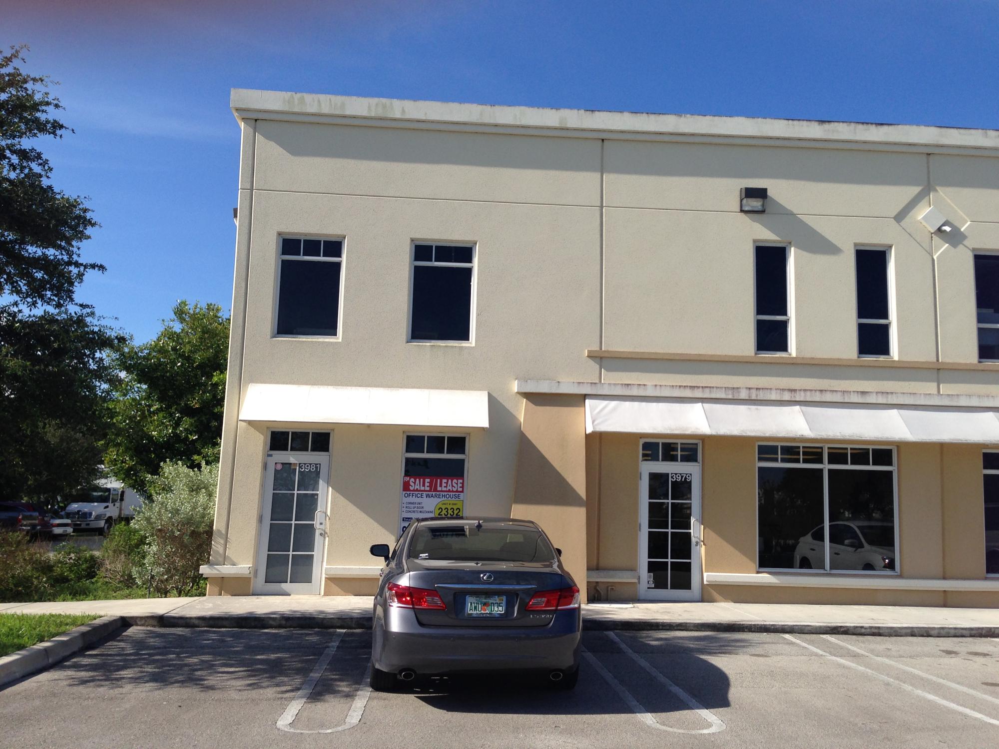 For Sale Office/Warehouse 2,332 SF