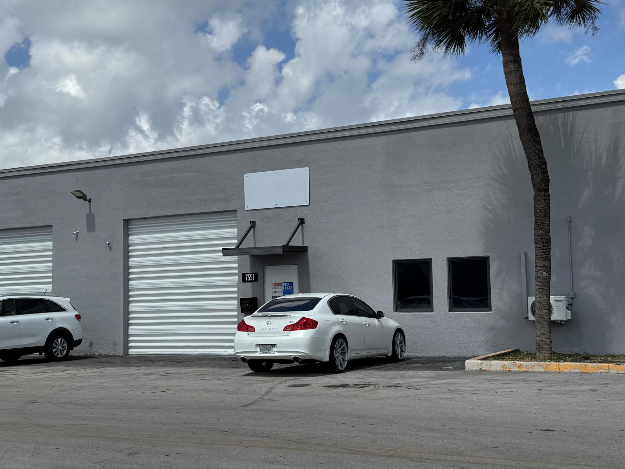 ±3,000 | Street Level Warehouse | Medley