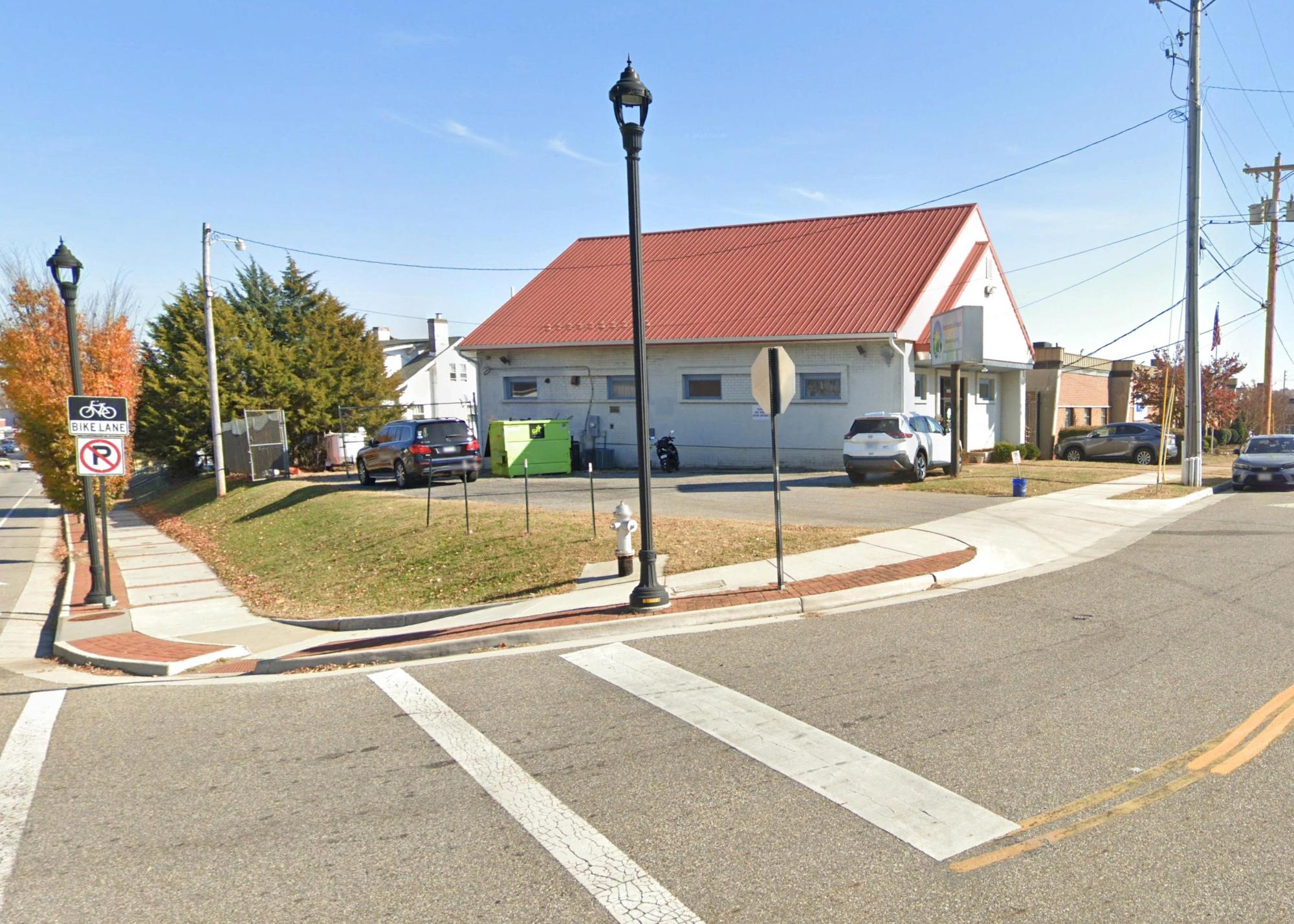 Commercial Building w/ Fenced Parking