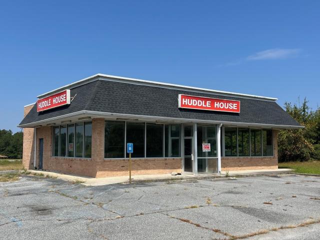 Former Huddle House & Parking Lot