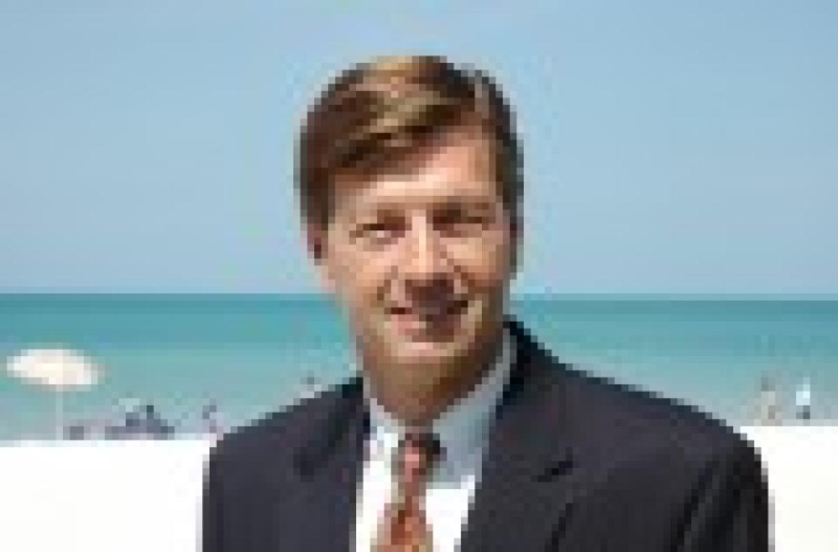 Douglas J DeCaster