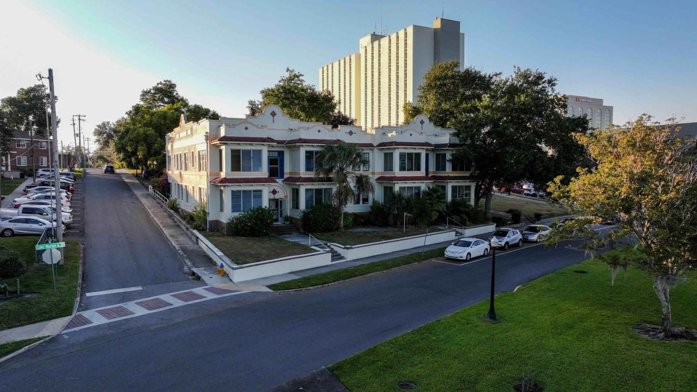 Iconic Wilsonian Building - 16 Units + Duplex