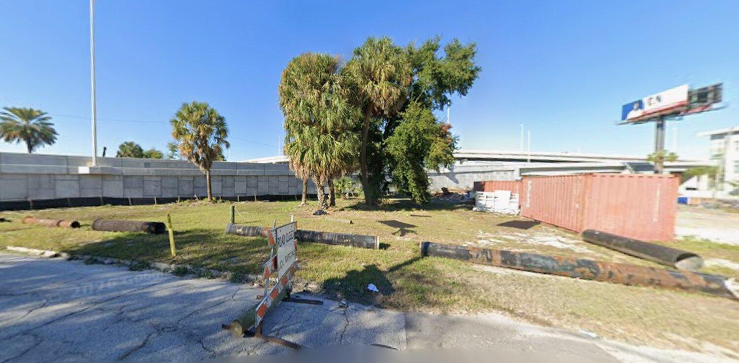 702 E Ross Ave