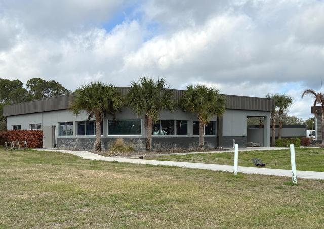 4,560 SF Unique Office & Garage Building
