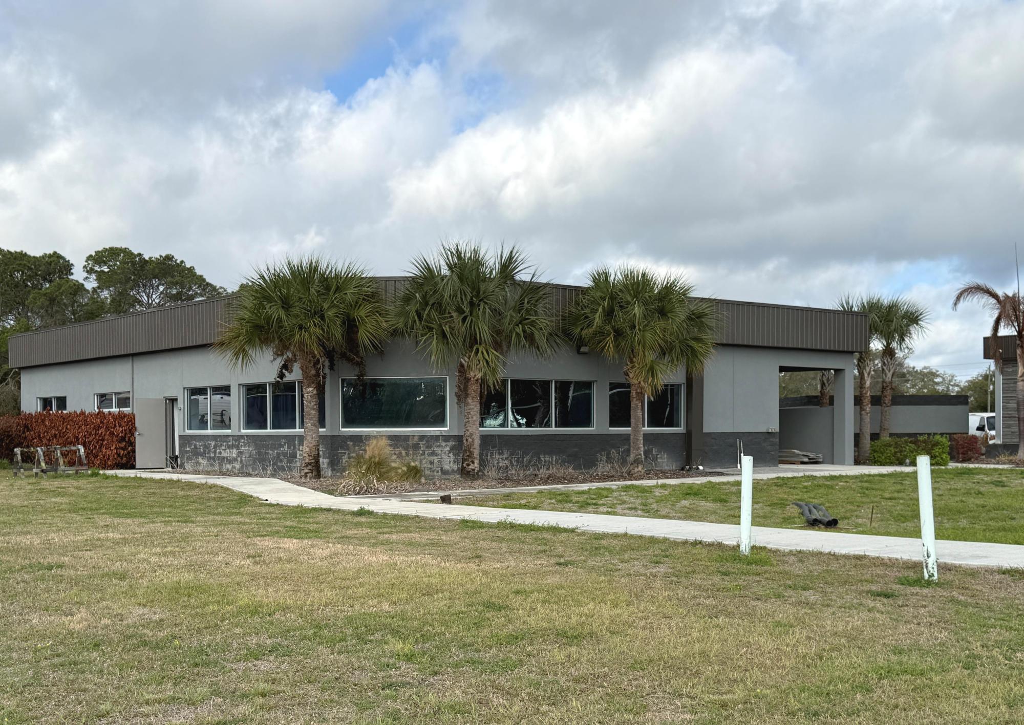 4,560 SF Unique Office & Garage Building