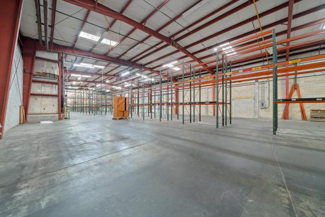 30,120 SF - 22' Clear - 7 Docks - Ocala FL