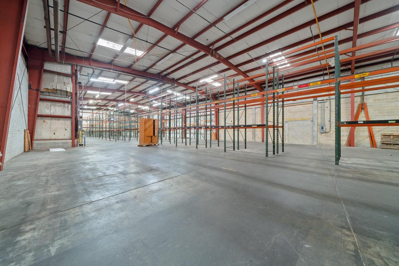 18,120 SF Available - 22' Clear - 7 Docks