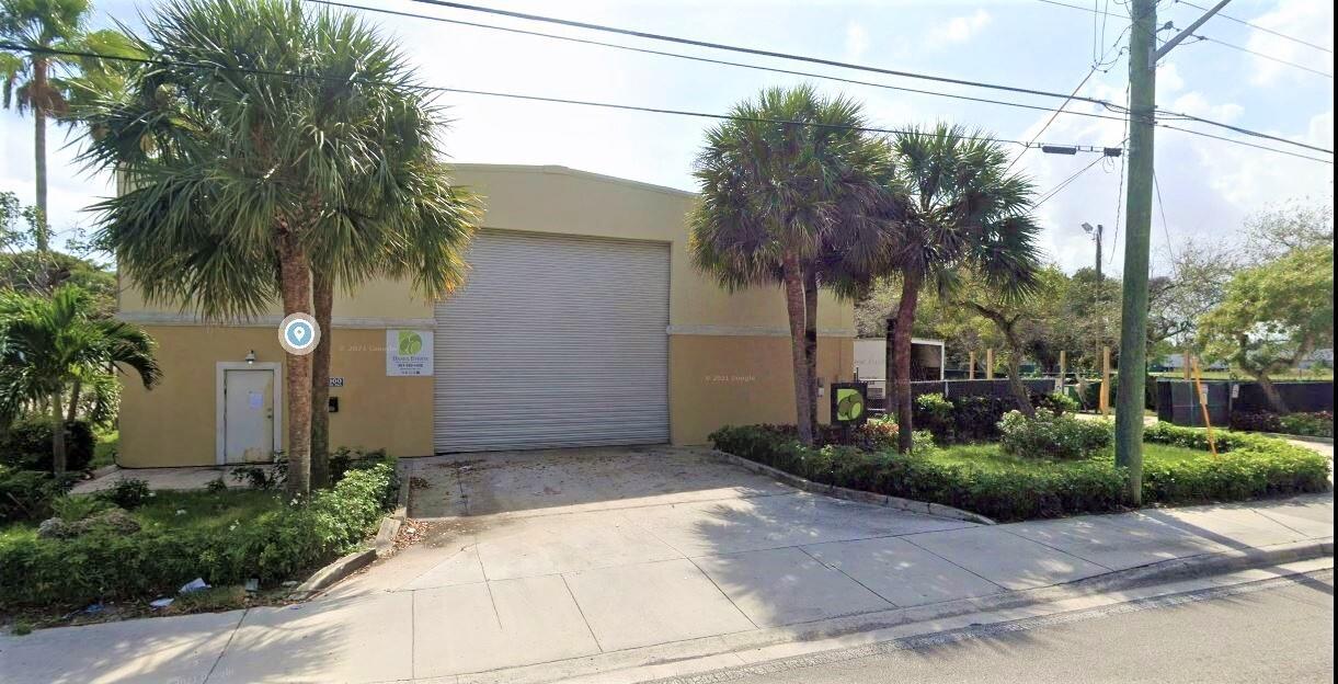 4,500SF Warehouse with +/-22FT ceiling Height