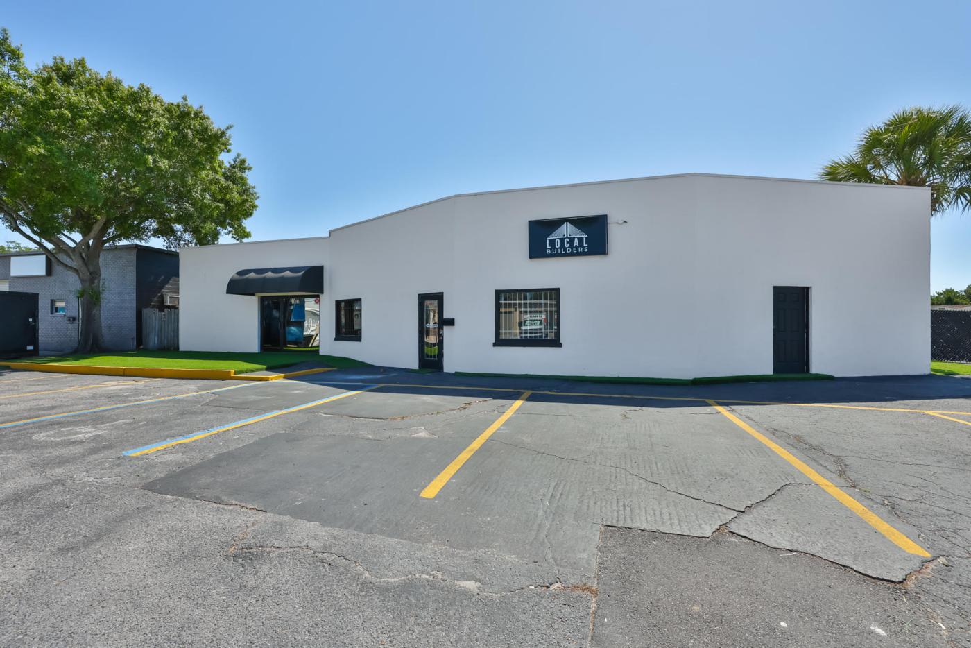 Showroom|Office| Whse Prime Location!