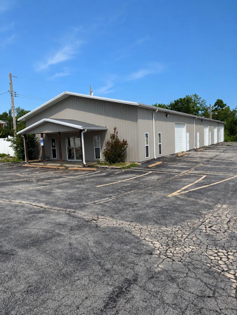 Arnold Auto Service Center | 5,000 SF Availab