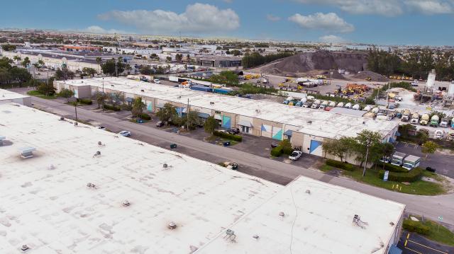 ±3,145 | Street Level Warehouse | Medley