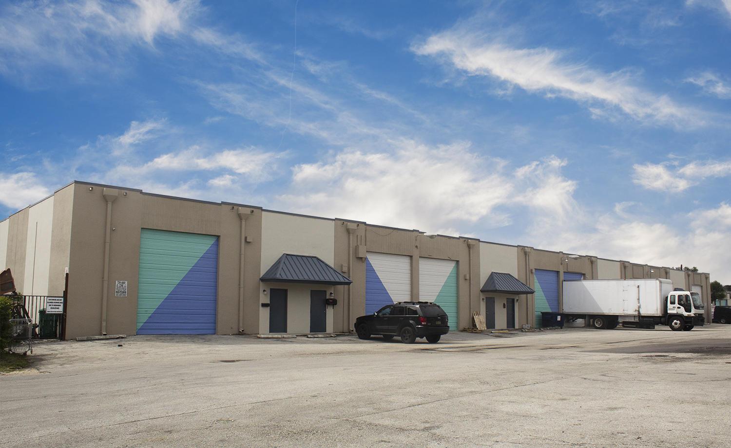 ±3,325 | Street Level Warehouse | Medley