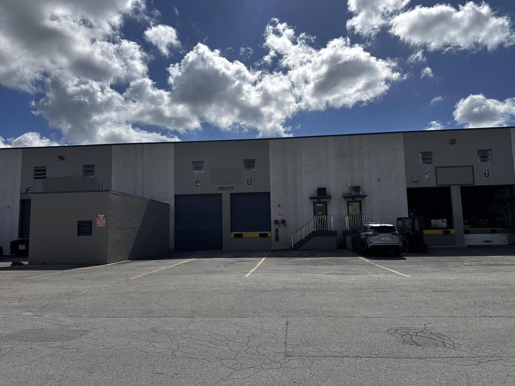 ±4,944 | Dock High Warehouse | Medley