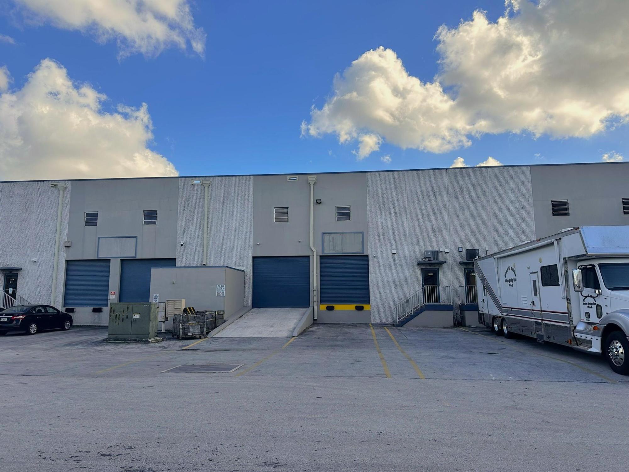 ±5,040 | Dock-High Warehouse | Medley