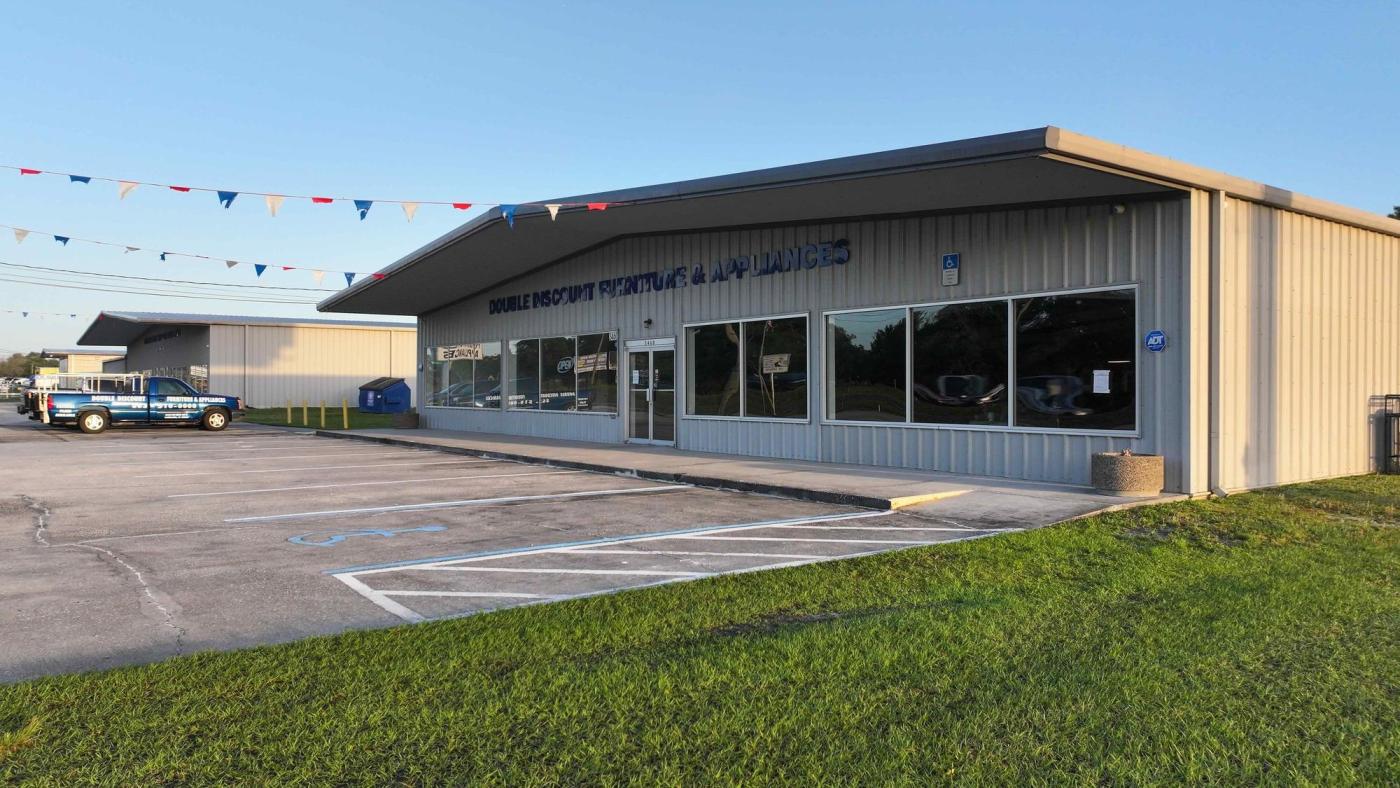 10,800 SF Retail/Warehouse on 3.12 Acres, LCC