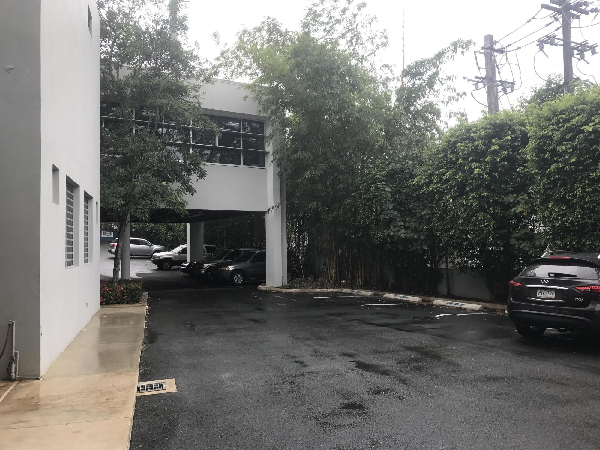 Las Lomas free-standing office building