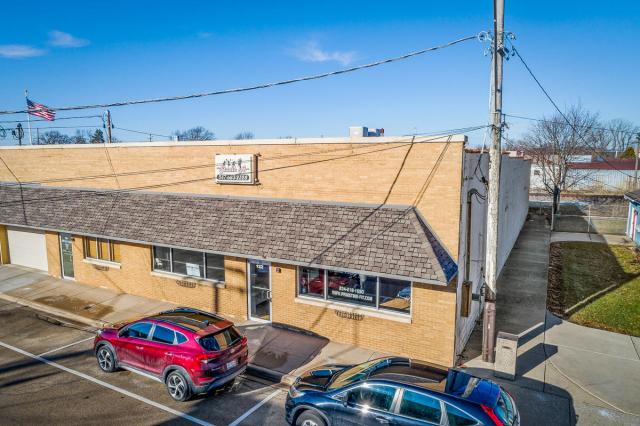 Renovated flex space downtown Hampshire