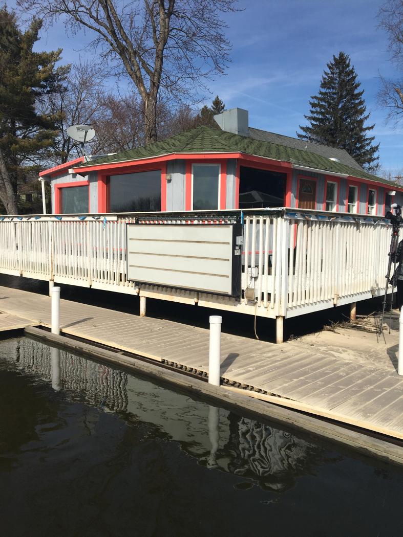 Bar/Restaurant on the Fox River