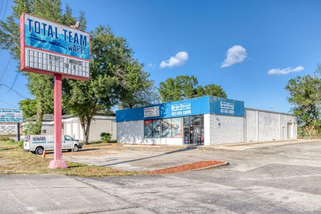 High Profile Retail / Warehouse in Longwood