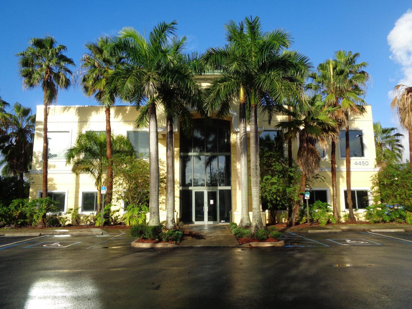 For Sale Wonderful Office/Warehouse 2,200 SF