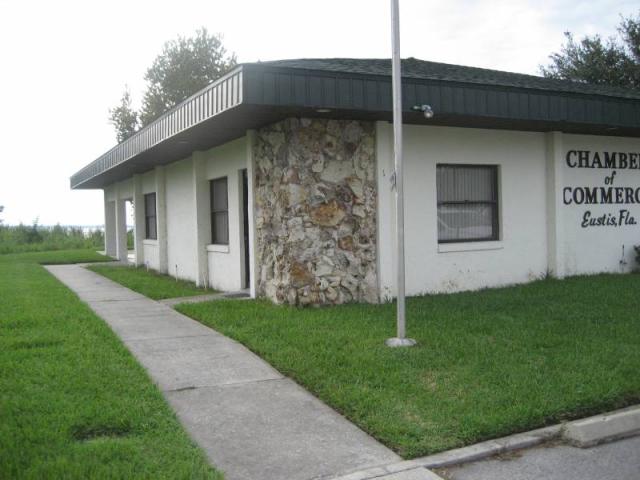 Well Maintained Bldg Overlooking Lake Eustis