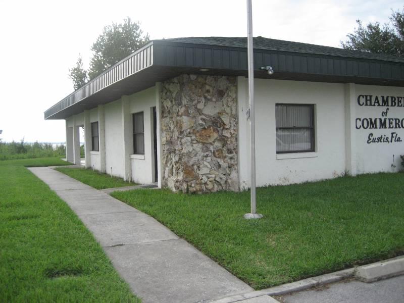 Well Maintained Bldg Overlooking Lake Eustis