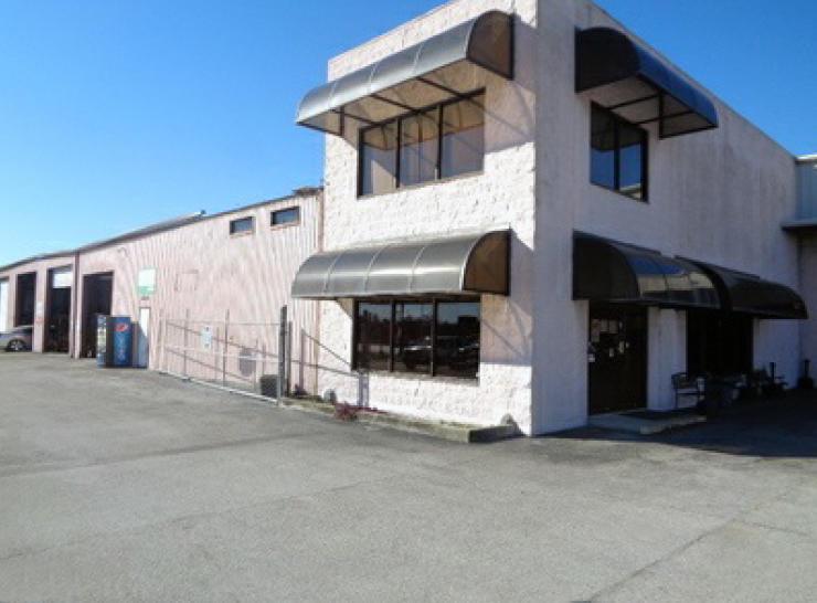 Single Tenant Auto Sales, Semi & Auto Service