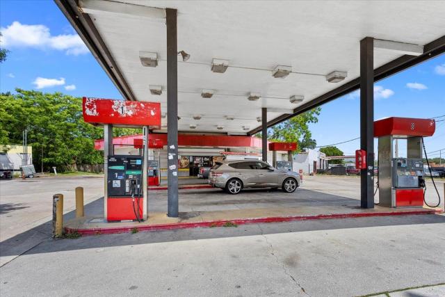 High Traffic Former Gas Station/Convenience