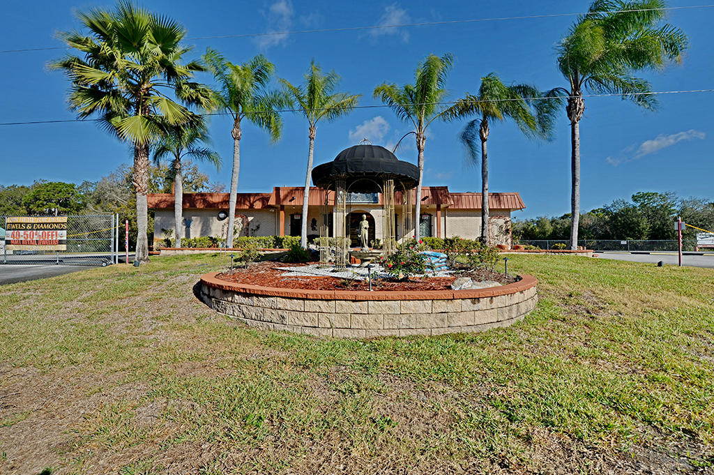 Homosassa, Florida Prime corner Building